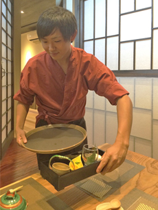 豊川市:自然素材が優しいおしゃれな和モダンの飲食店の店員さん